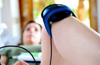 Terapia con onde magnetiche per il ginocchio