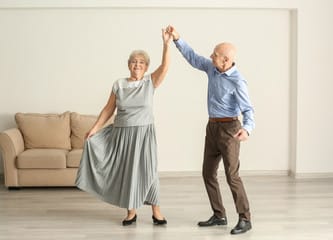 ballare fa bene agli anziani emotivamente e fisicamente