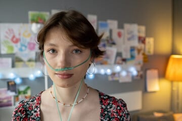 foto di una ragazza in ossigenoterapia