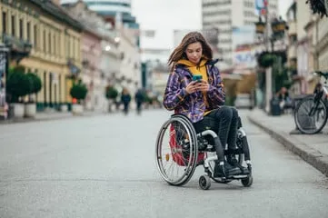 foto di una ragazza in sedia a rotelle
