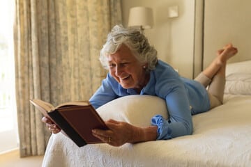 gli anziani possono occupare il tempo leggendo